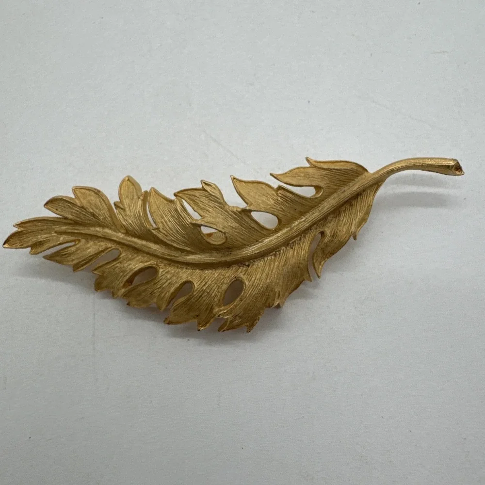 Signed CORO 1961 Vintage Gold Tone Feather Leaf Nature Brooch Pin 3